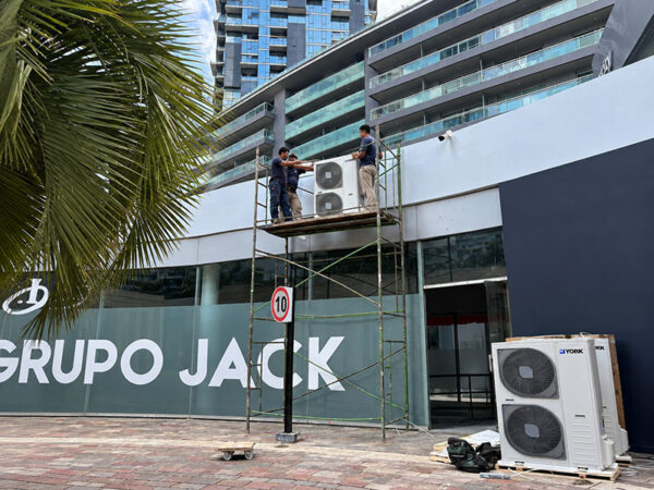Instalación de equipos piso techo en concesionaria Triumph Zencity — foto 1