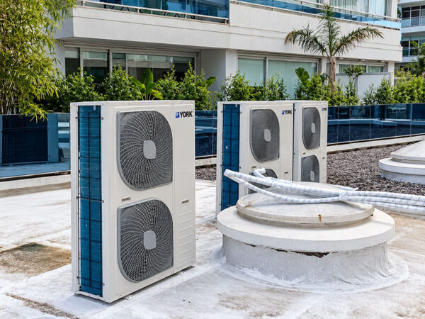 Instalación de equipos piso techo en concesionaria Triumph Zencity — foto 2