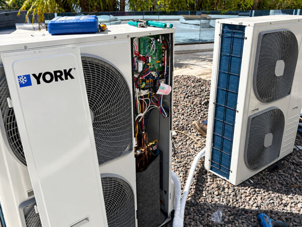 Instalación de equipos piso techo en concesionaria Triumph Zencity — foto 3