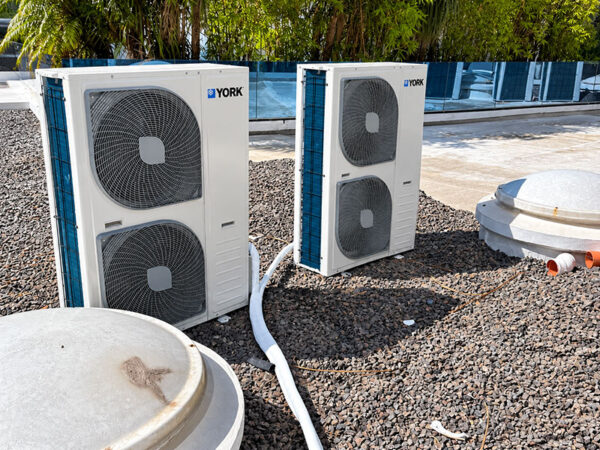 Instalación de equipos piso techo en concesionaria Triumph Zencity — foto 4