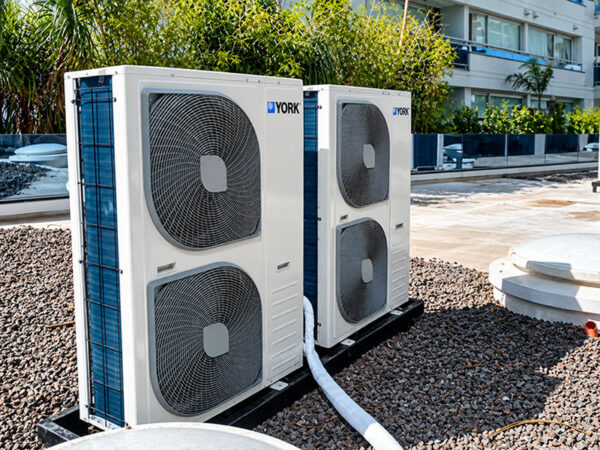 Instalación de equipos piso techo en concesionaria Triumph Zencity — foto 7