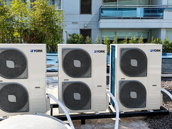 Instalación de equipos piso techo en concesionaria Triumph Zencity — foto 8